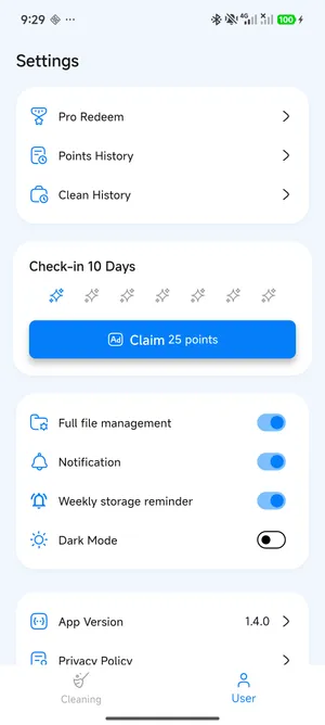 FreeUp Cleaner settings showing optional weekly storage reminder and app version 1.4.0